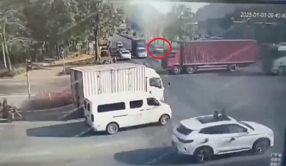 (视频)电动车高速撞飞大货车解体 只剩零件