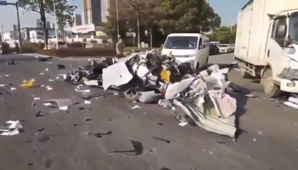 (视频)电动车高速撞飞大货车解体 只剩零件