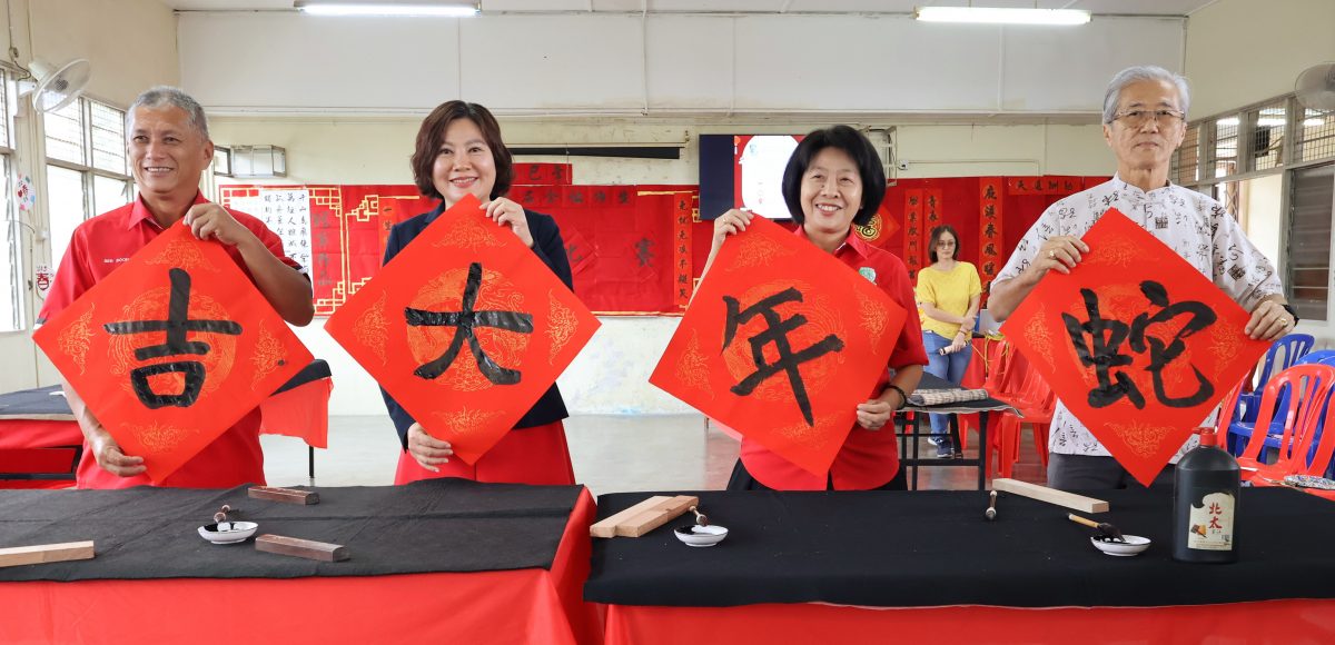 NS4头 /庇朥/ 叶金钻:挥春不仅是中国传统文化,更是表达祝福、传递美好愿望的方式。