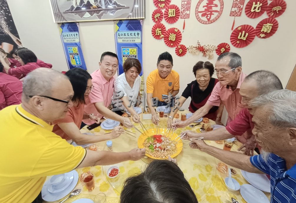 启文校友会共捐逾6万母校 廖佛送:勿造谣乱花募款