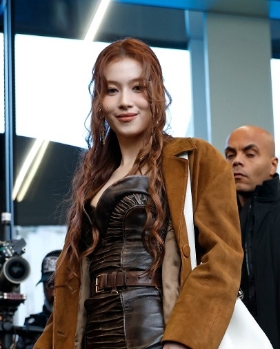 TWICE Sana现身时装周“露底短裙”造型挨批