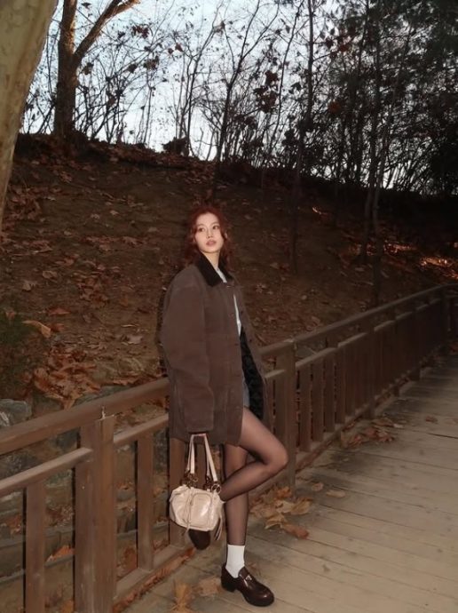 TWICE Sana现身时装周“露底短裙”造型挨批