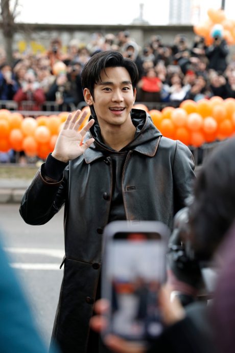 TWICE Sana现身时装周“露底短裙”造型挨批