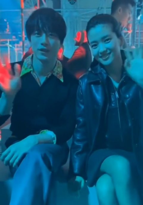 TWICE Sana现身时装周“露底短裙”造型挨批