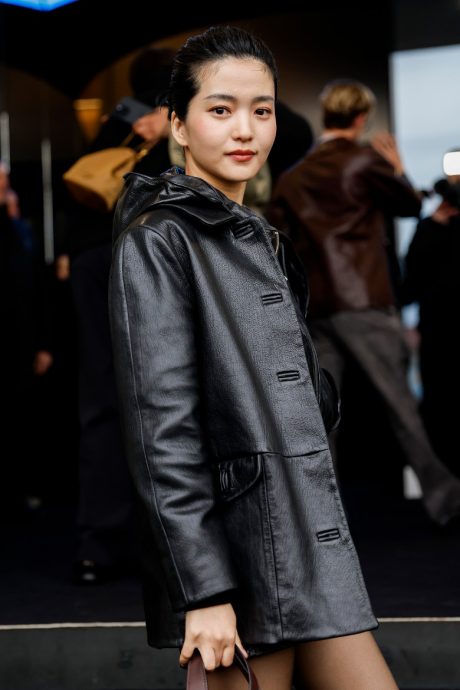 TWICE Sana现身时装周“露底短裙”造型挨批