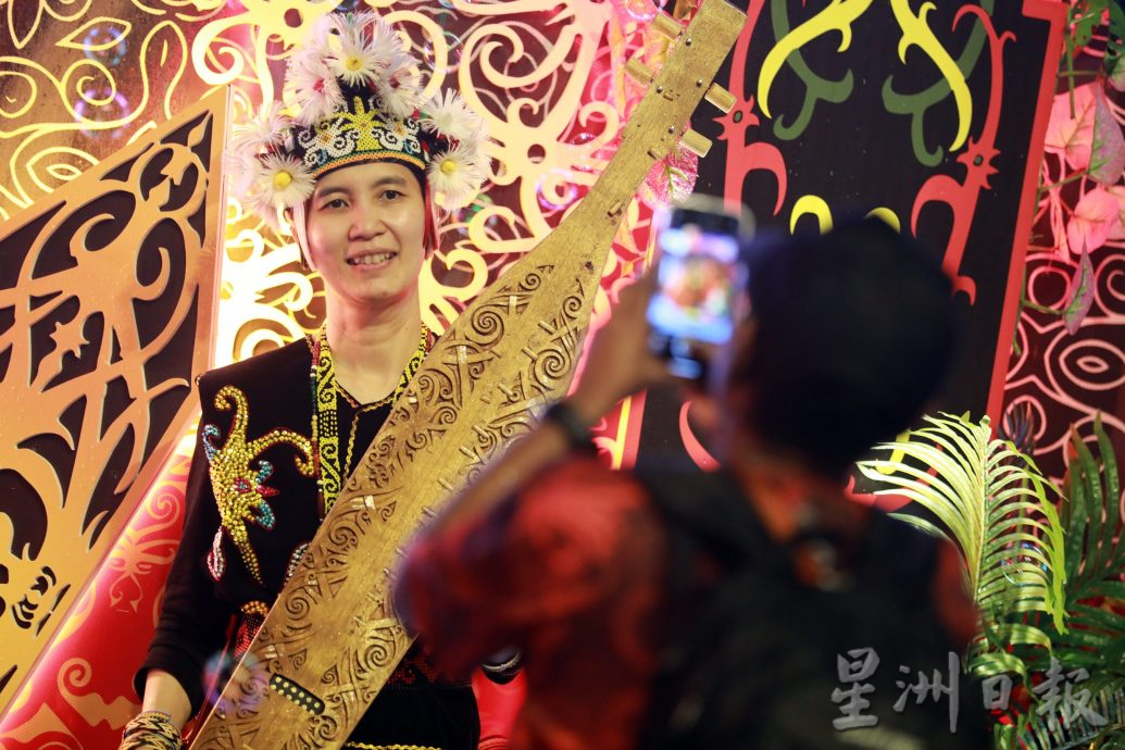 2/3 6pm后才上网/∕我们∕十族并肩同行 认识是通往和谐的第一步