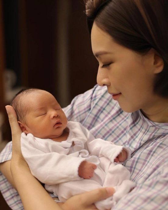 43岁朱慧敏幼子出世 三年抱两凑成“好”字