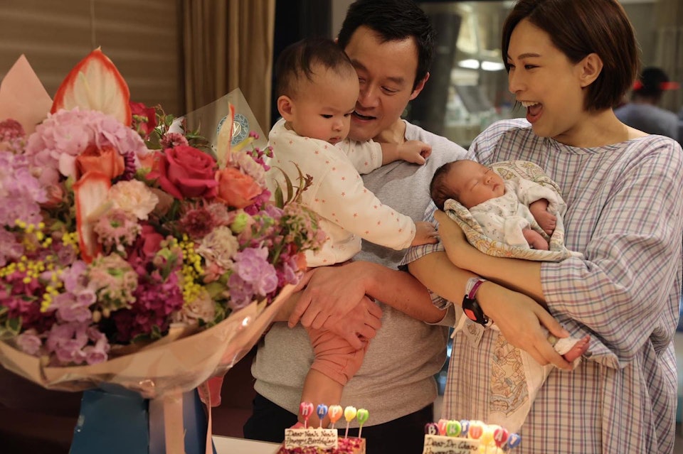 43岁朱慧敏幼子出世 三年抱两凑成“好”字