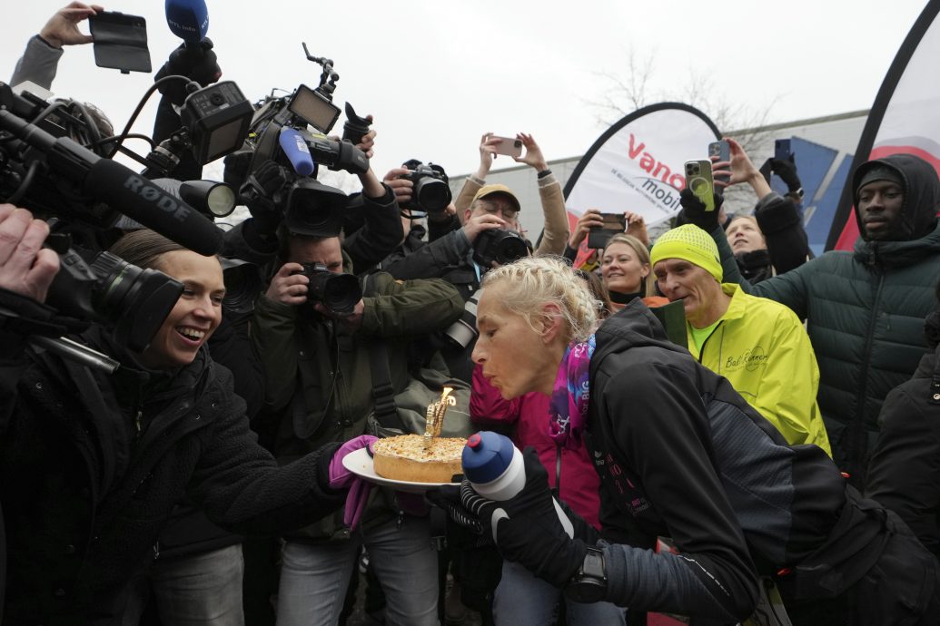 55岁女子创世界纪录 366天每天跑马拉松