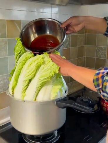 “北方佛跳墙” 中国热传 黄芽白塞满煲内有乾坤……