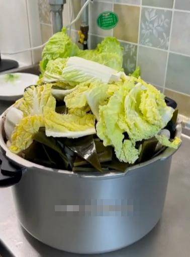 “北方佛跳墙” 中国热传 黄芽白塞满煲内有乾坤……