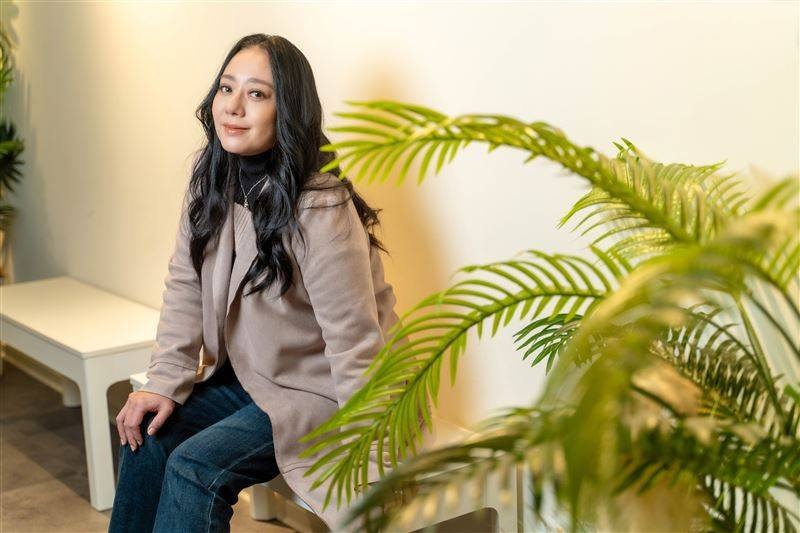  与歌神合唱成名女歌手染怪病 几近毁容崩溃：怎么活