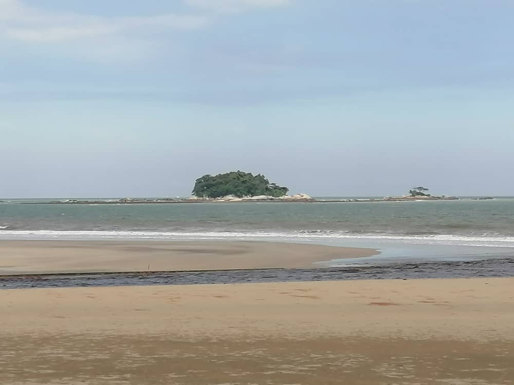 东：《新年备稿》“关丹蛇河村风光明媚，从渔村转型成旅游景点。”