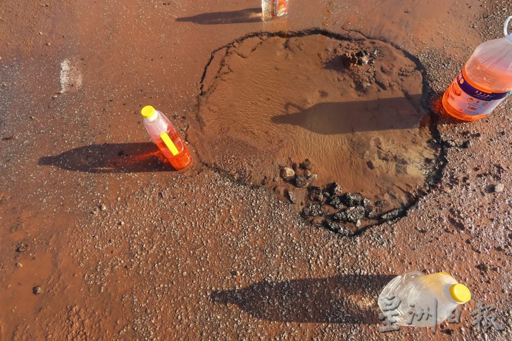 住宅区地下水管破裂，不仅导致洁净水白白流失，同时使到道路出现坑洞，暗藏危机。