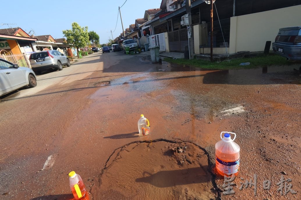 住宅区地下水管破裂，不仅导致洁净水白白流失，同时使到道路出现坑洞，暗藏危机。