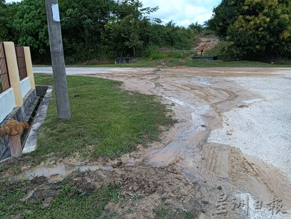 东：园地泥路雨后流进住宅区 路面一片泥泞