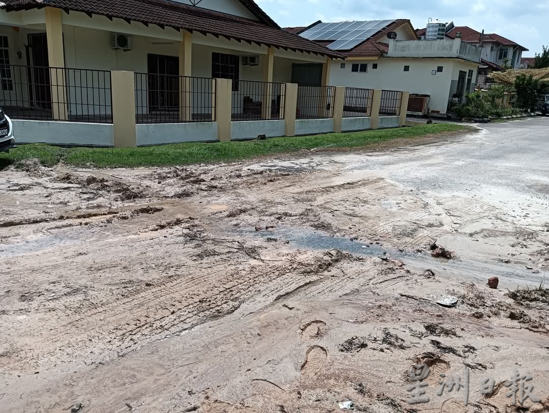 东：园地泥路雨后流进住宅区 路面一片泥泞