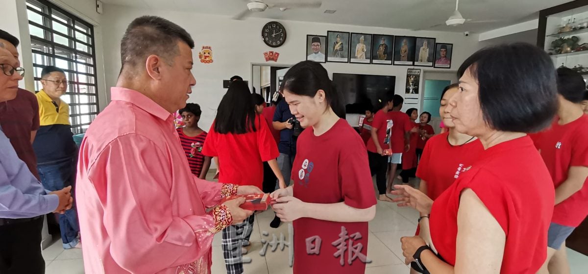 東:沈春祥拜訪弱勢群體