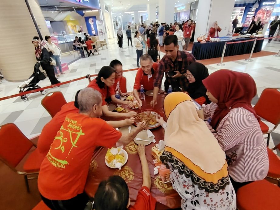 东:瓜登KTCC商场管理层与老人院的长者们共庆新春