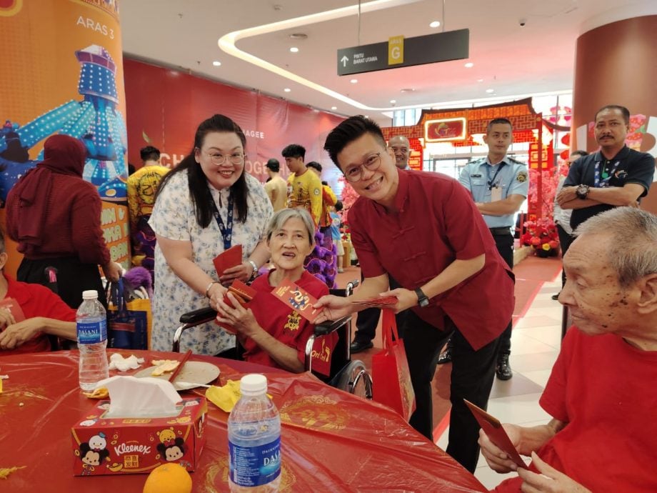 东:瓜登KTCC商场管理层与老人院的长者们共庆新春