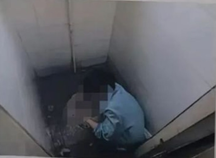 为防员工摸鱼抽烟玩手机? 这公司竟偷拍员工上厕所!