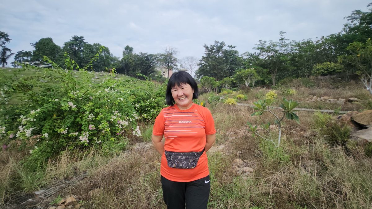 乐活频道 | 一步一脚印栽种花草 义工美化守护义山