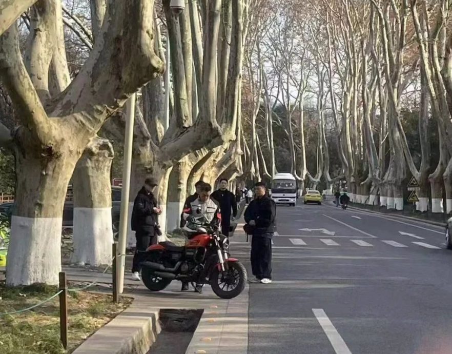 任贤齐骑车违规领罚单 被黑衣人围堵画面曝光