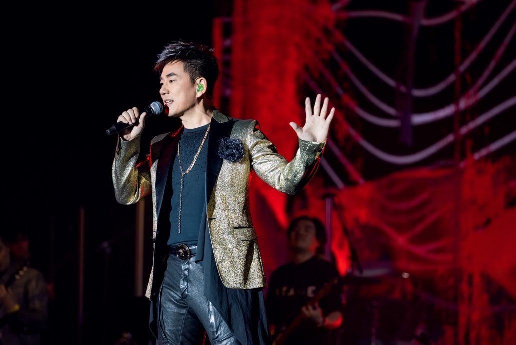 任贤齐骑车违规领罚单 被黑衣人围堵画面曝光