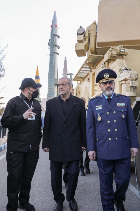 伊朗展出新型导弹和防空系统