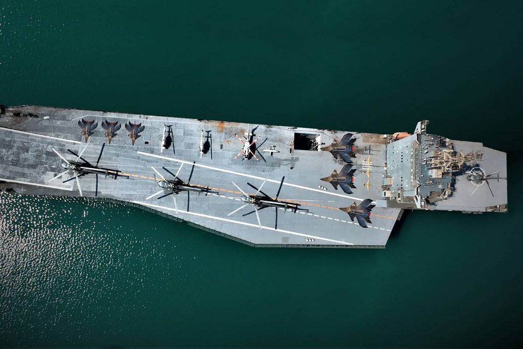 伊朗革命卫队接收首艘本土研发无人机航母