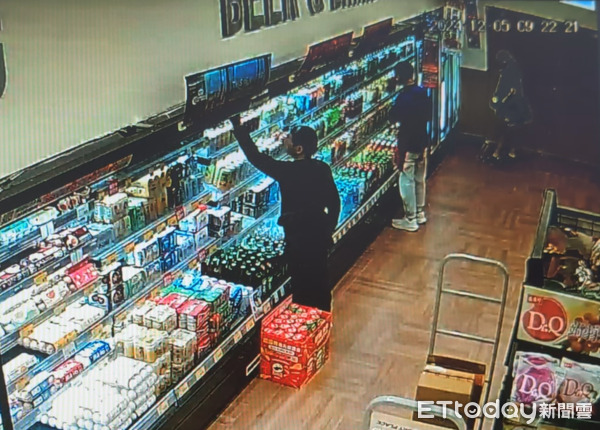 供星洲网:七旬男马克笔涂黑秃顶进超市 偷6令吉偷火锅料被捕