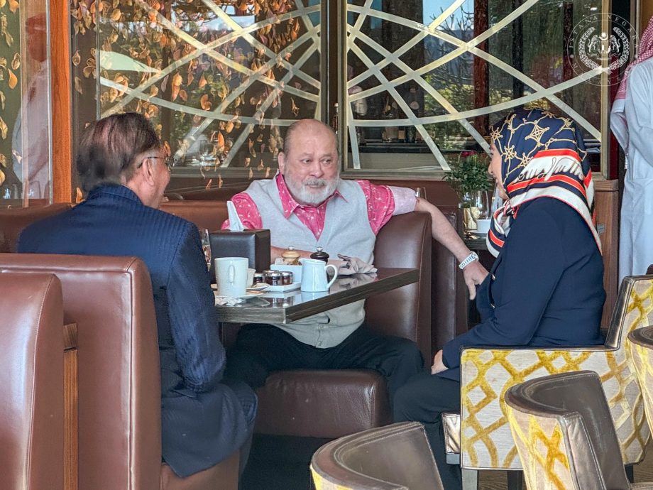 元首完成治疗 安华赴巴林送暖