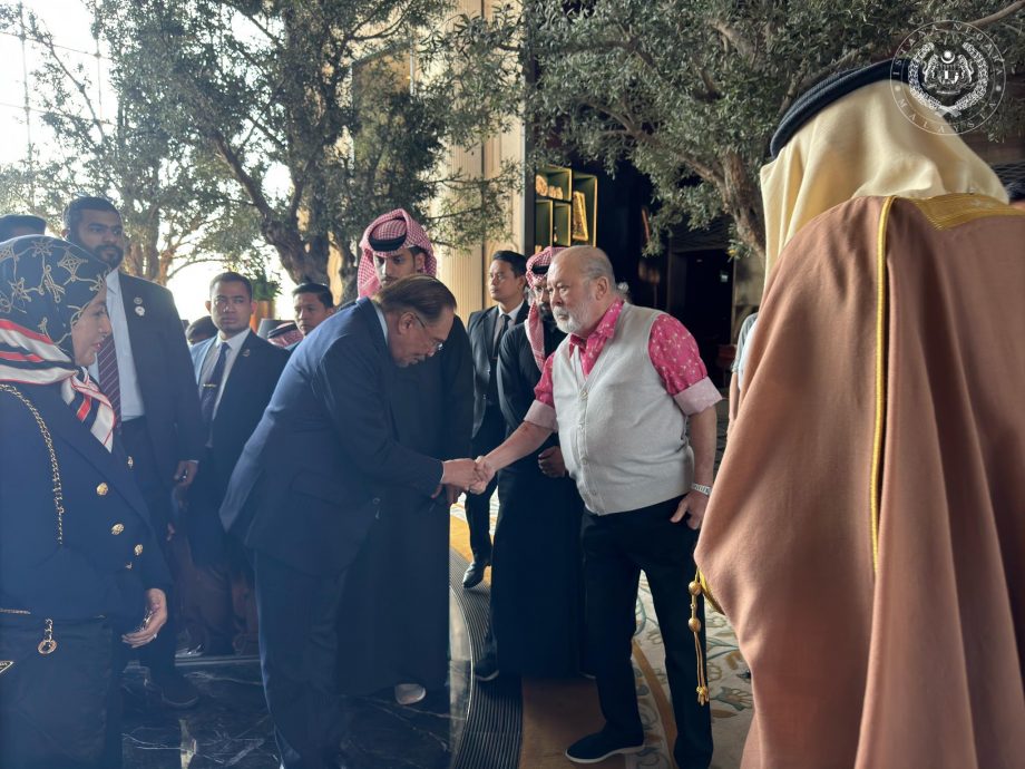 元首完成治疗 安华赴巴林送暖