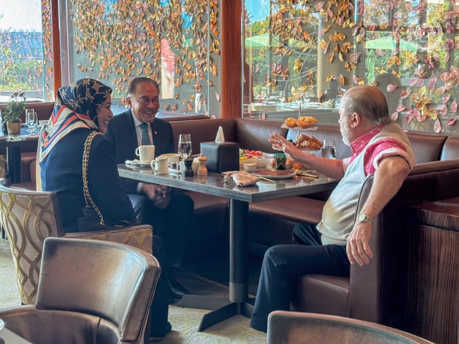 元首完成治疗 安华赴巴林送暖