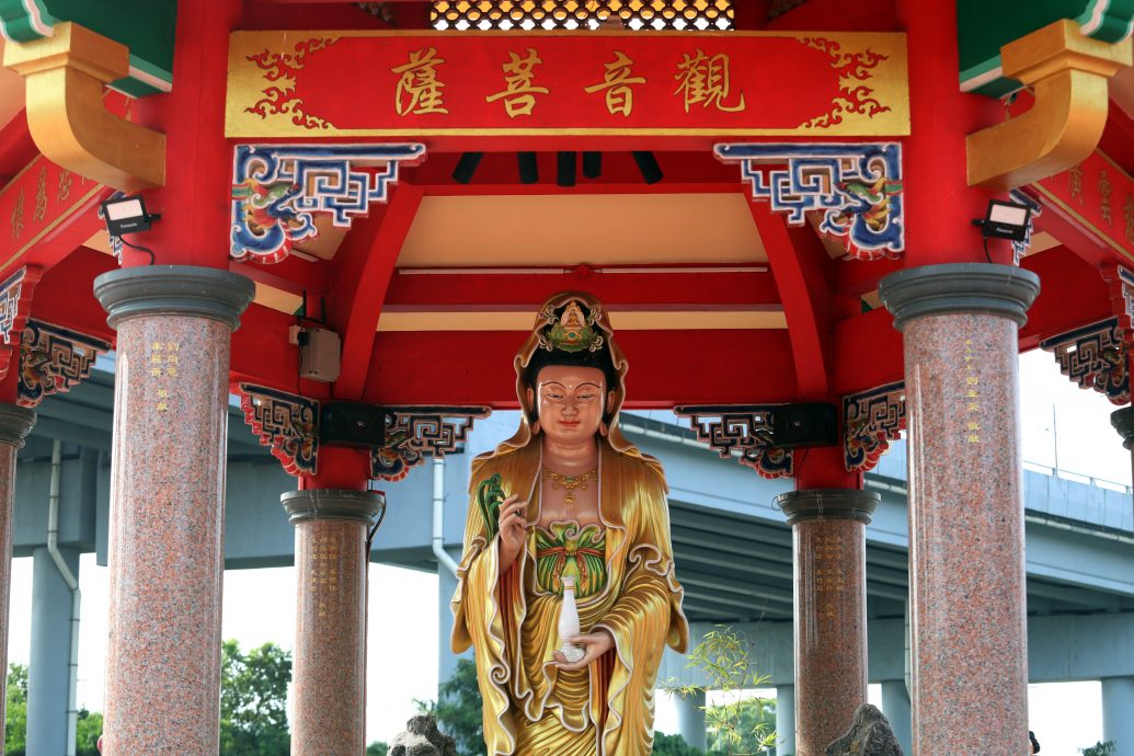 刘德华化名“刘亚荣”赞助巴生蛇庙为永久炉主