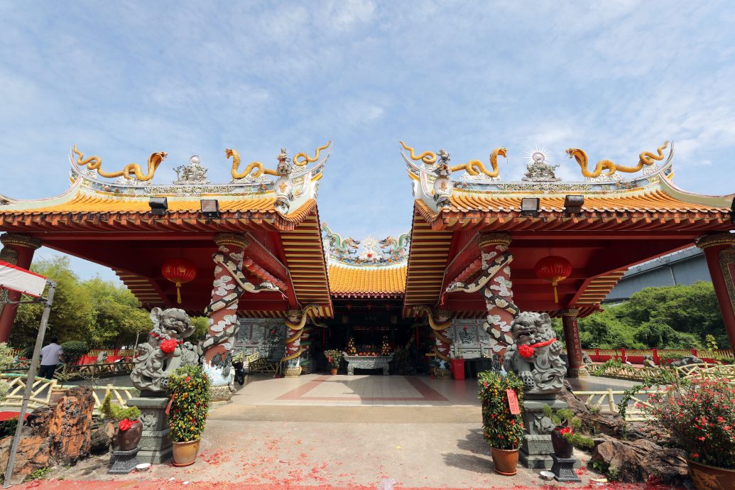 刘德华化名“刘亚荣”赞助巴生蛇庙为永久炉主