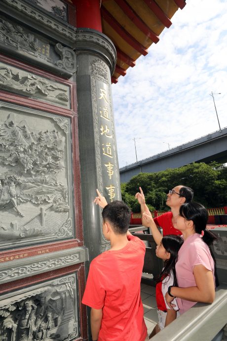 刘德华化名“刘亚荣”赞助巴生蛇庙为永久炉主