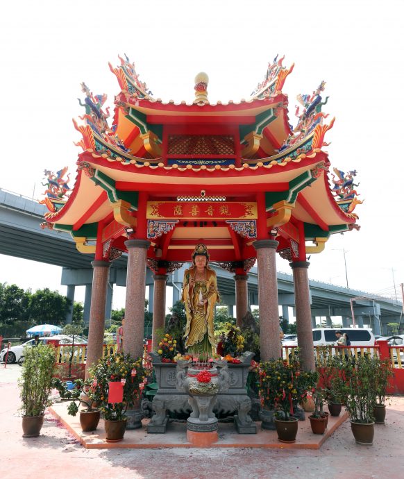 刘德华化名“刘亚荣”赞助巴生蛇庙为永久炉主