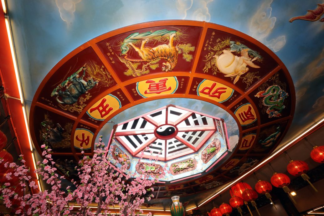 刘德华化名“刘亚荣”赞助巴生蛇庙为永久炉主