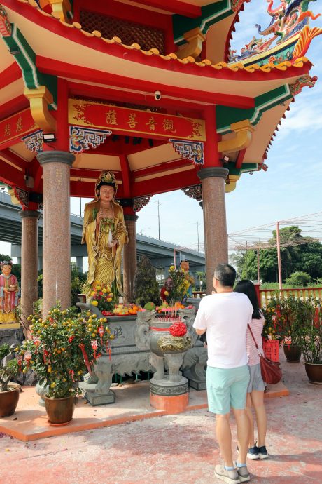 刘德华化名“刘亚荣”赞助巴生蛇庙为永久炉主