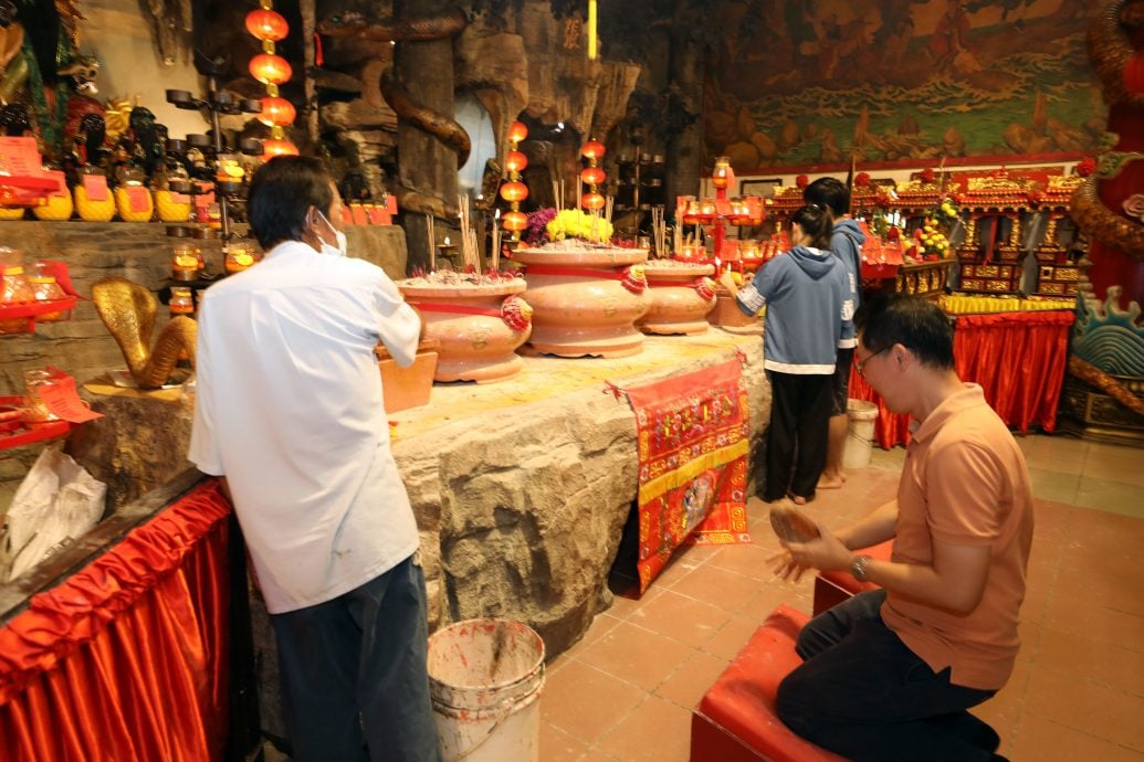 刘德华化名“刘亚荣”赞助巴生蛇庙为永久炉主