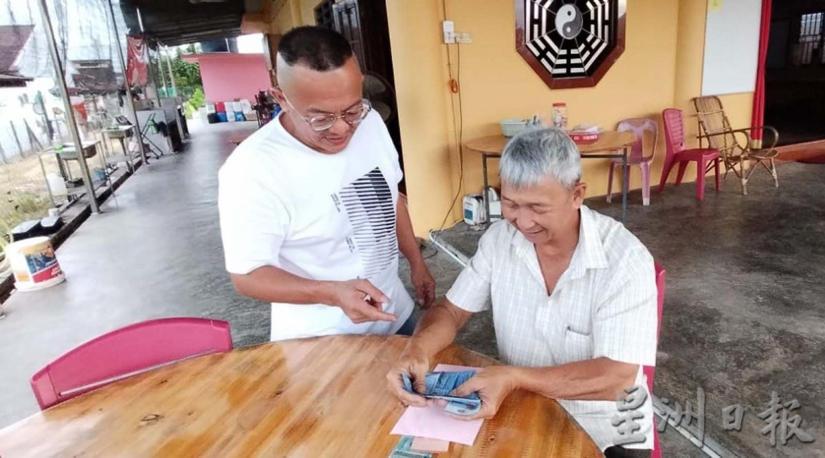 派报员王徽国拾金不昧,一分一毫捐星洲基金会