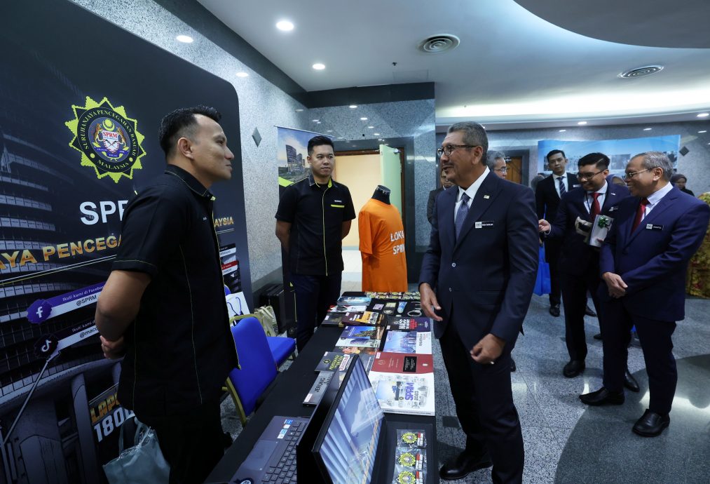 公共服务改革侧重五大方向 · 总监冀降低官僚服务更亲民