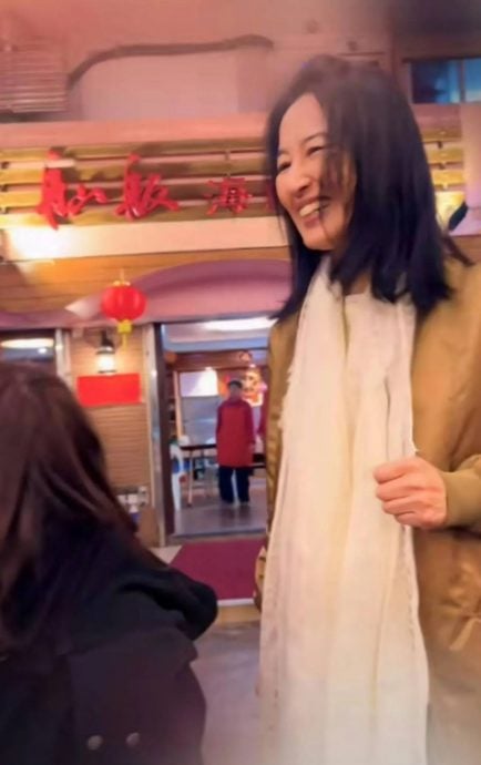 关咏荷张家辉游南丫岛 小鸟依人甜蜜放闪