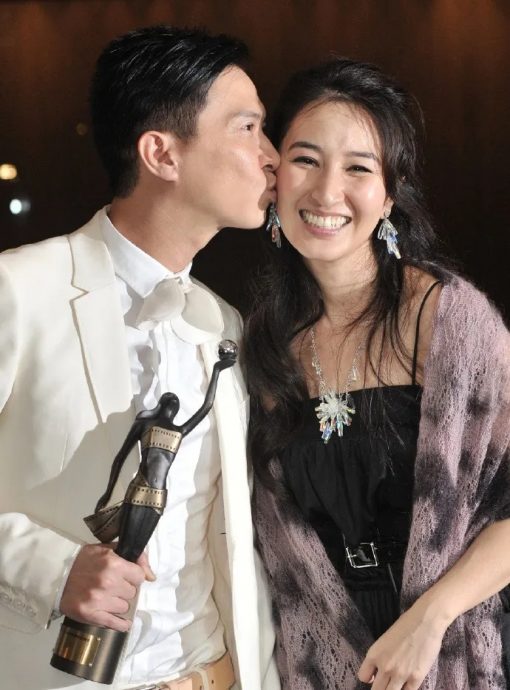 关咏荷张家辉游南丫岛 小鸟依人甜蜜放闪