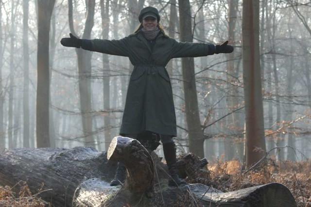 凯特森林张臂微笑 纪念世界癌症日