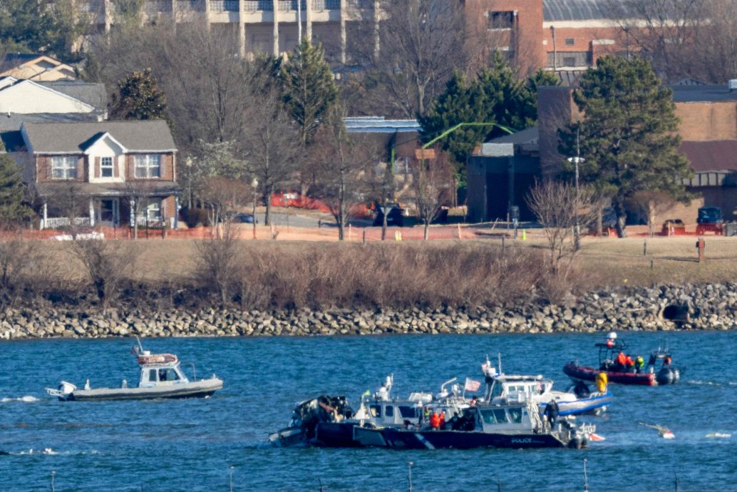 华府空难)陆军公布第3名士兵名字 数据显示直升机或飞得太高