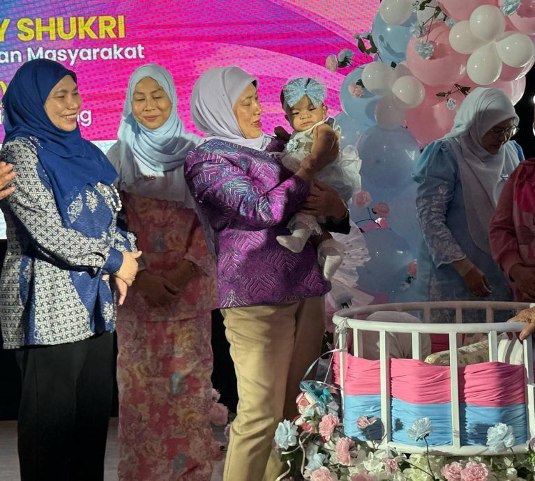 南茜苏克利为“不孕治疗和倡导计划”主持拴展礼。