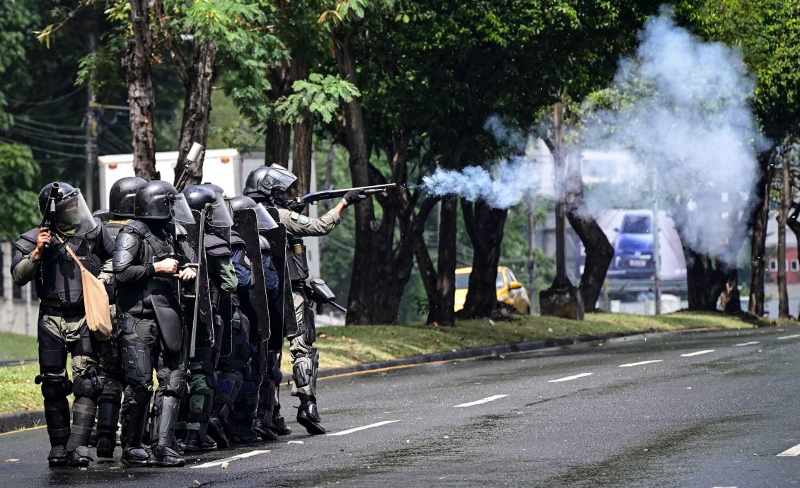 卢比奥到访前夕 巴拿马示威民众愤怒焚烧特朗普肖像