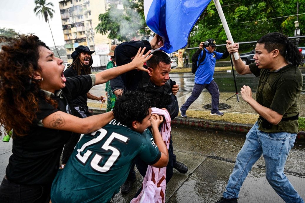 卢比奥到访前夕 巴拿马示威民众愤怒焚烧特朗普肖像